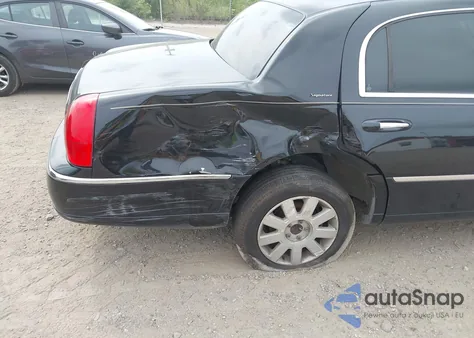 2004 Lincoln Town Car Signature из США, поврежденный, VIN 1LNHM81W54Y633721